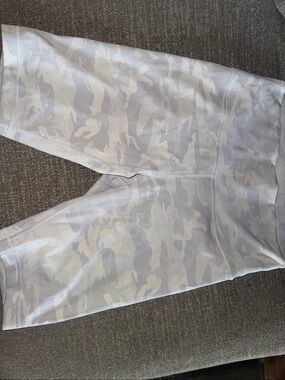Lululemon Camo High-Waist shorts - Light Gray & White